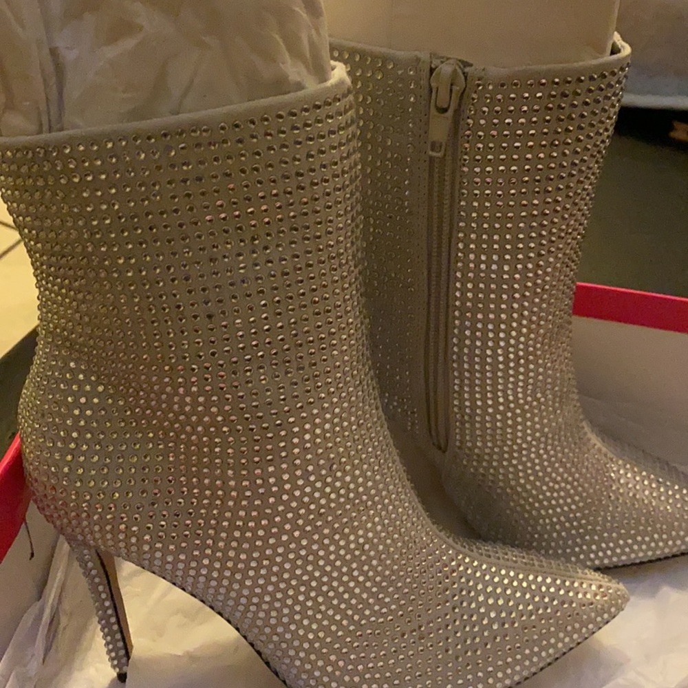 Cute rhinestone boots size 6.5, Perf for going out!